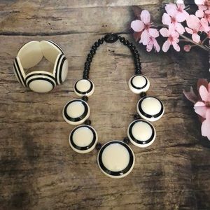Black & white resin necklace set